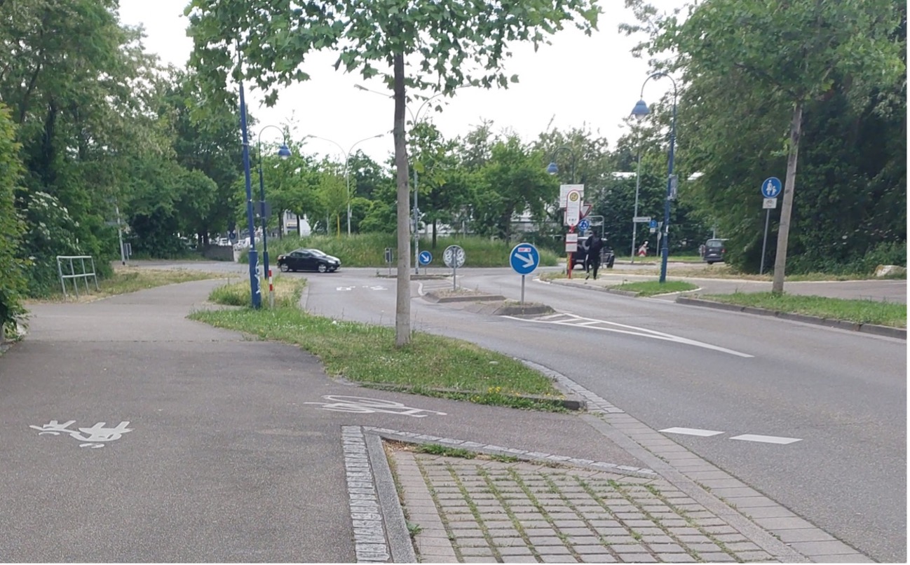Verkehrssituation für Radfahrende nach dem Kreisel