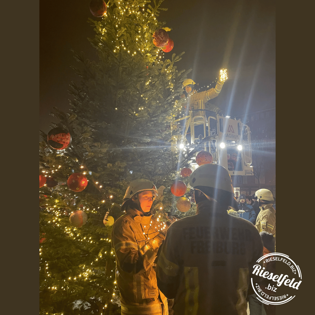 Feuerwehr dekoriert den Weihnachtsbaum